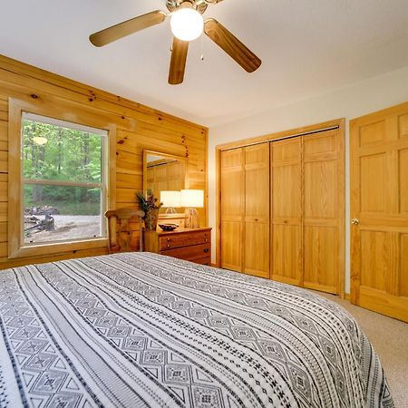 Peaceful Smoky Mountain Cabin With Deck And Fire Pit! Уейнсвил Екстериор снимка