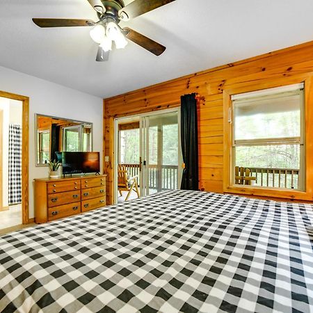 Peaceful Smoky Mountain Cabin With Deck And Fire Pit! Уейнсвил Екстериор снимка