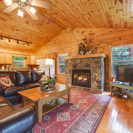 Peaceful Smoky Mountain Cabin With Deck And Fire Pit! Уейнсвил Екстериор снимка