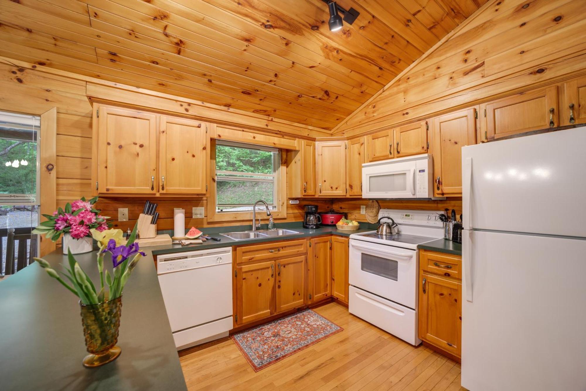 Peaceful Smoky Mountain Cabin With Deck And Fire Pit! Уейнсвил Екстериор снимка