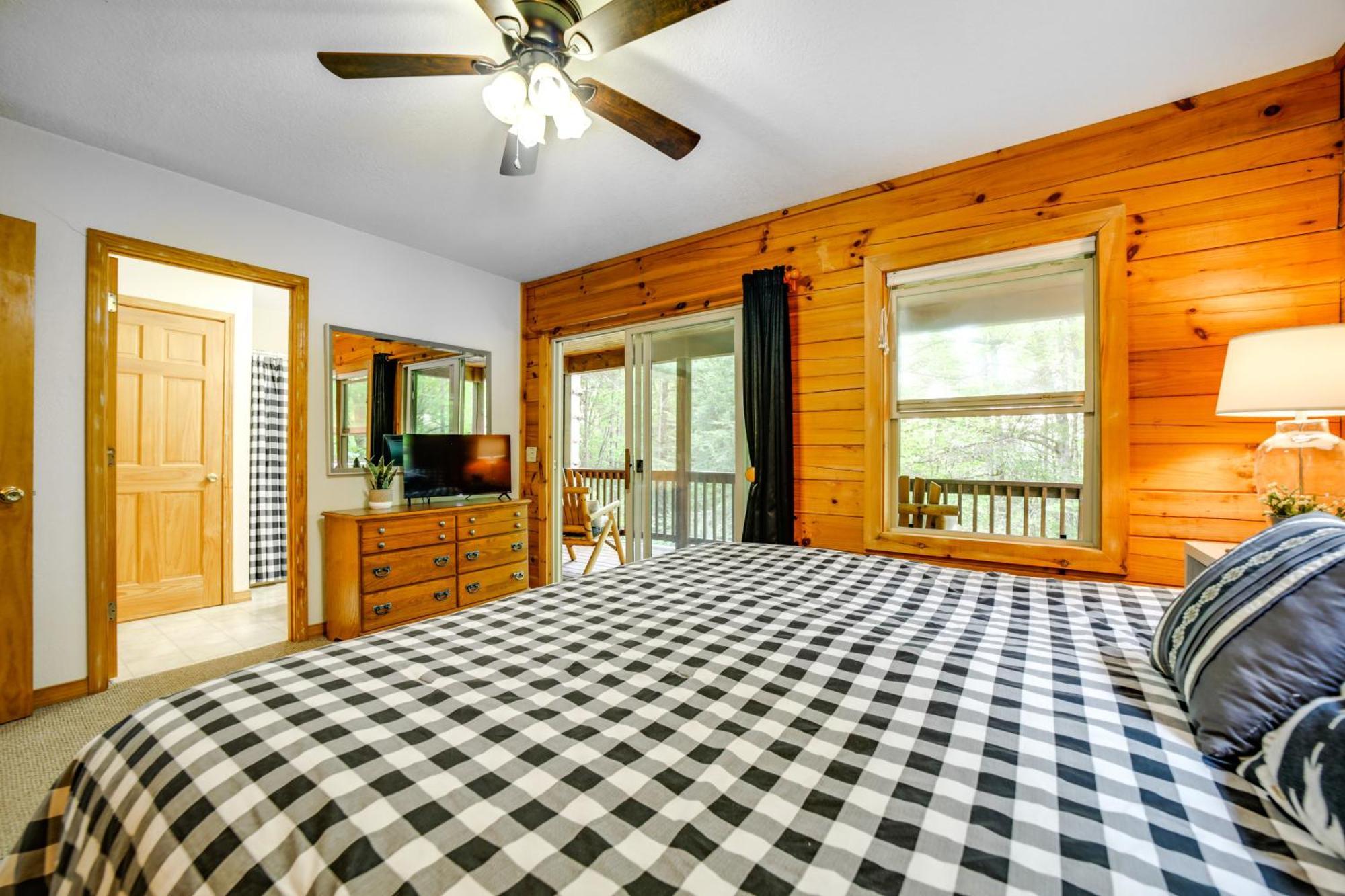 Peaceful Smoky Mountain Cabin With Deck And Fire Pit! Уейнсвил Екстериор снимка