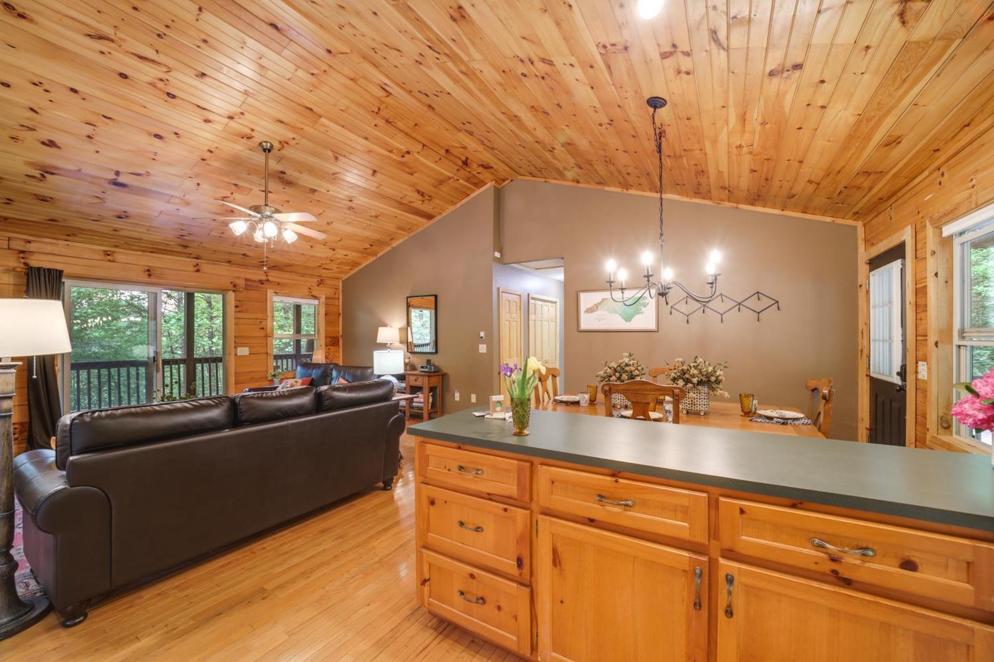 Peaceful Smoky Mountain Cabin With Deck And Fire Pit! Уейнсвил Екстериор снимка