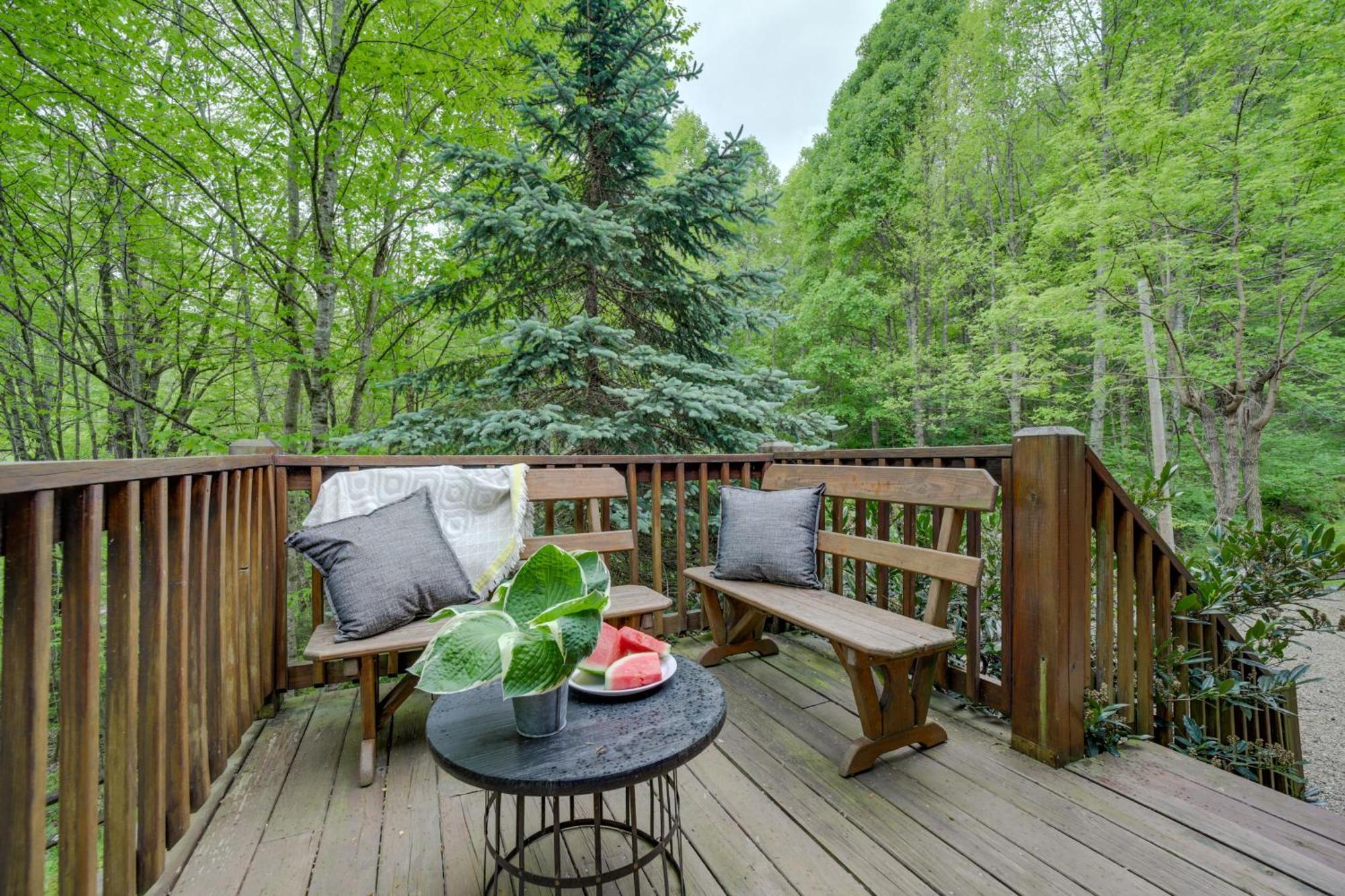 Peaceful Smoky Mountain Cabin With Deck And Fire Pit! Уейнсвил Екстериор снимка