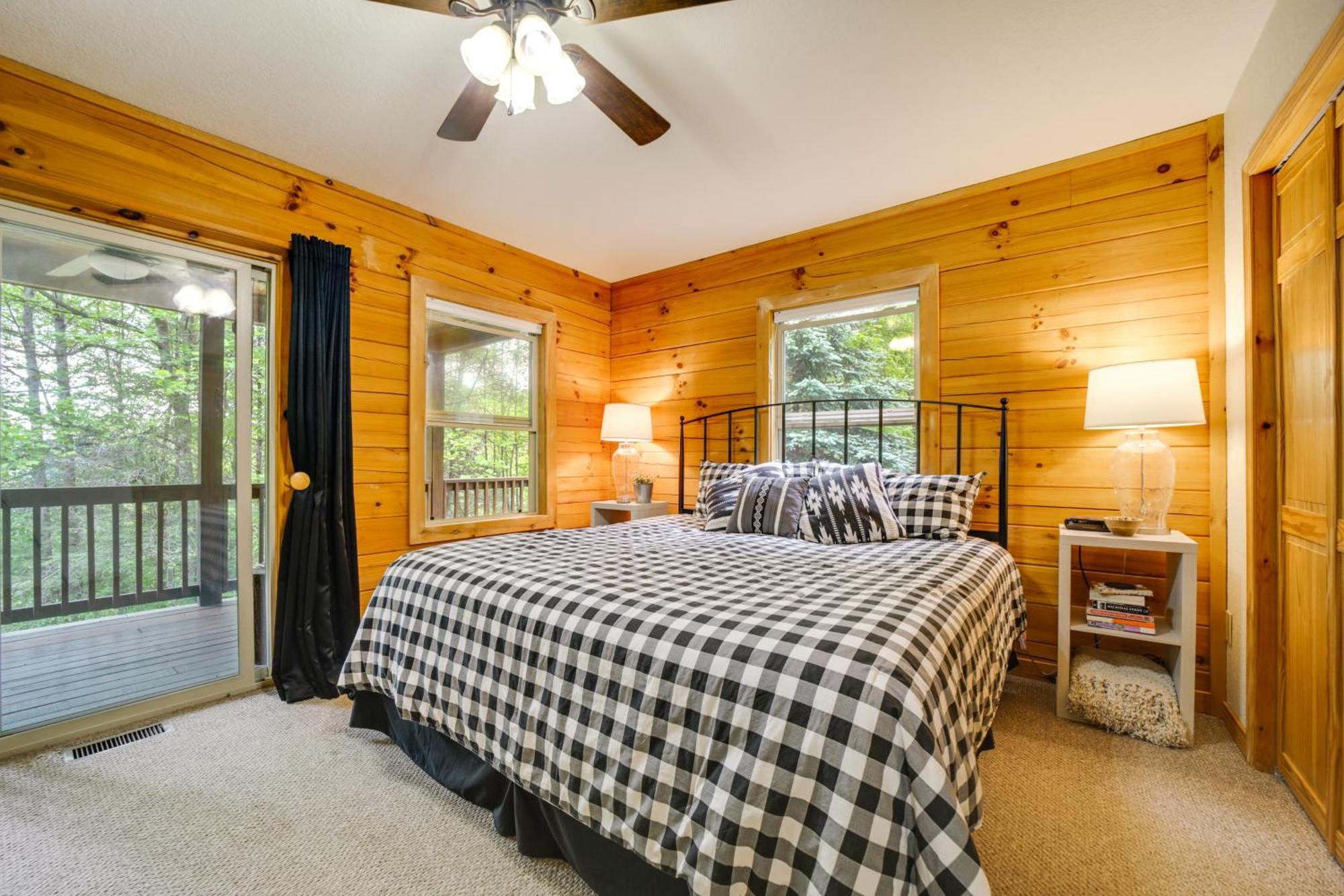 Peaceful Smoky Mountain Cabin With Deck And Fire Pit! Уейнсвил Екстериор снимка