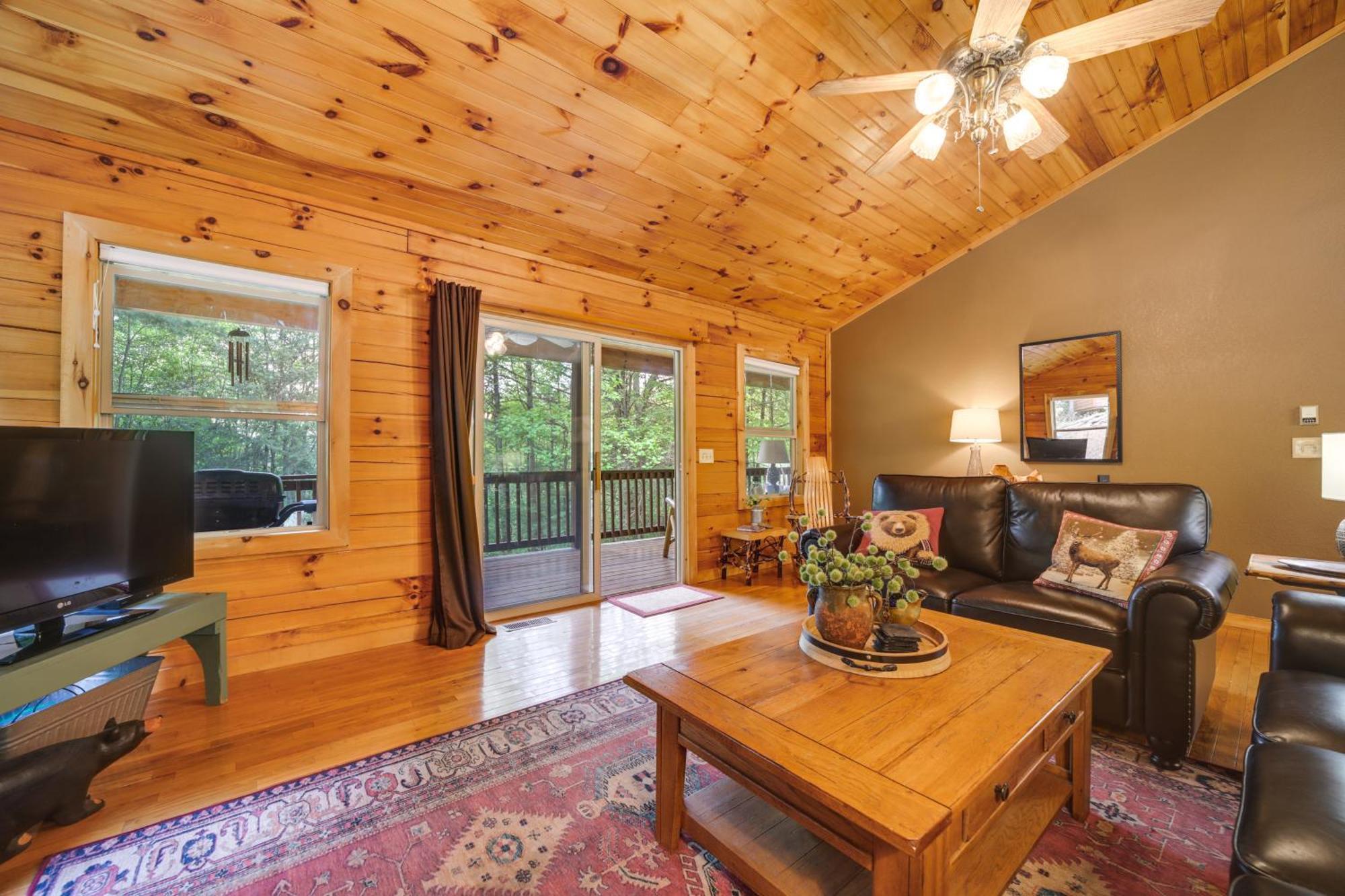 Peaceful Smoky Mountain Cabin With Deck And Fire Pit! Уейнсвил Екстериор снимка