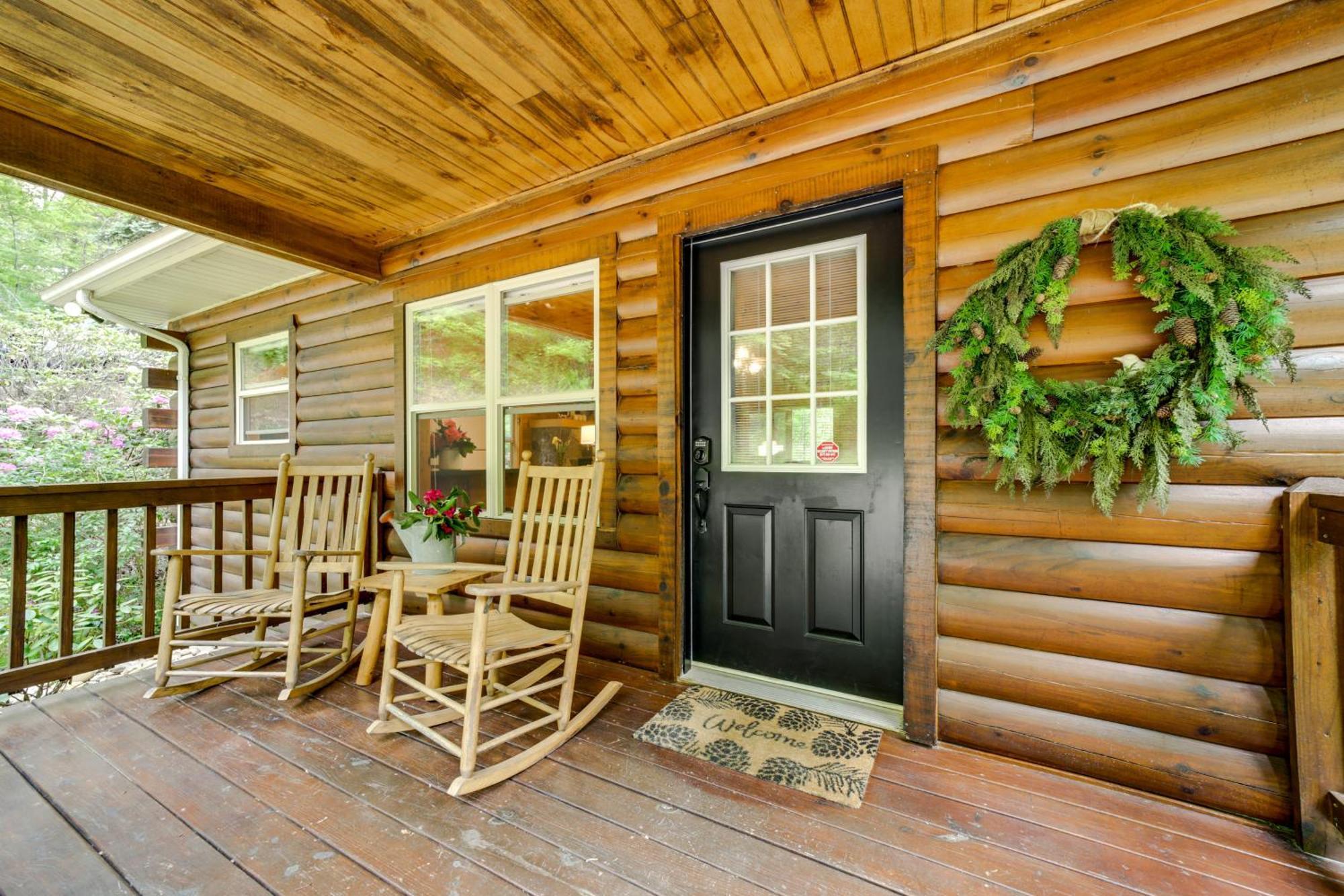 Peaceful Smoky Mountain Cabin With Deck And Fire Pit! Уейнсвил Екстериор снимка