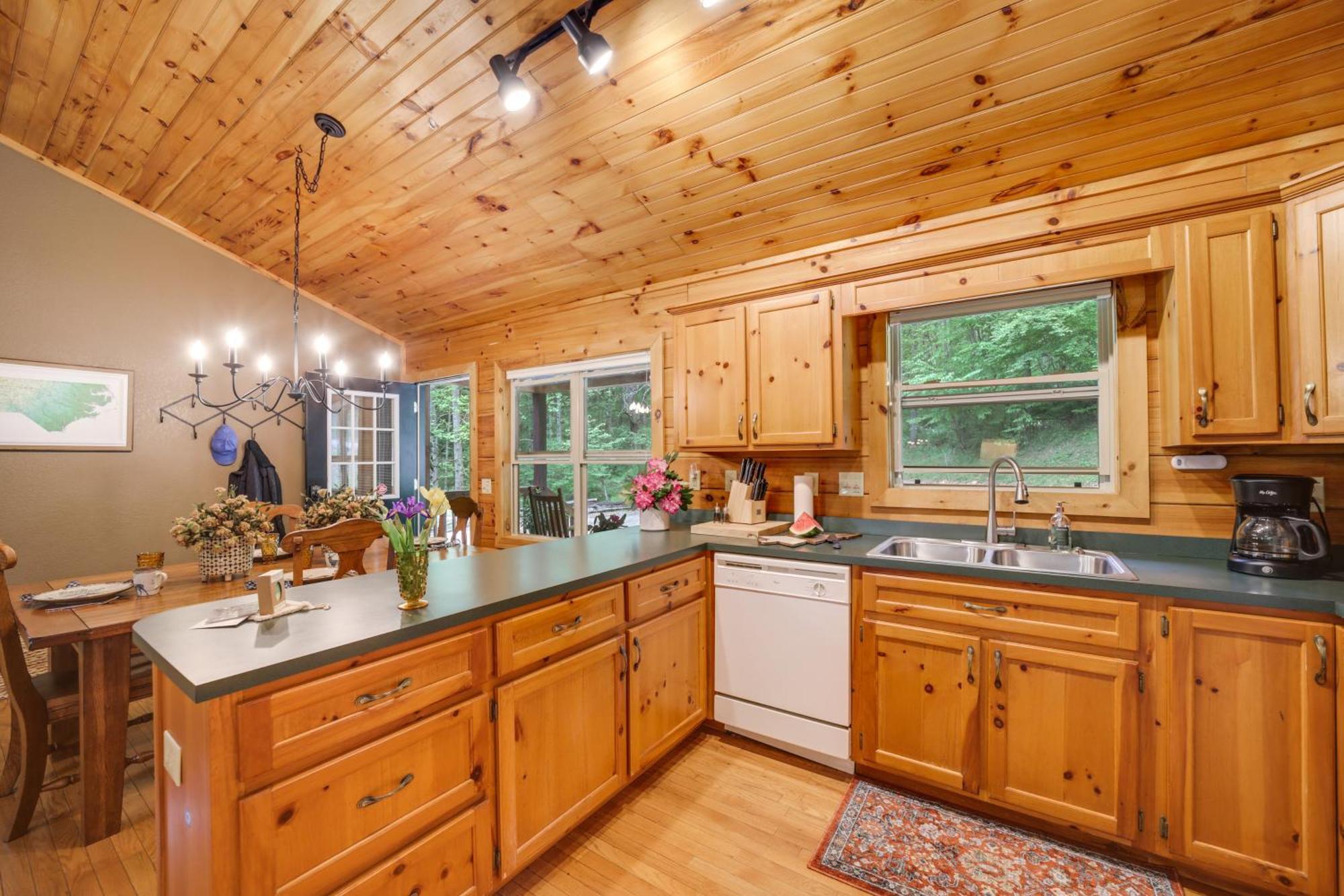 Peaceful Smoky Mountain Cabin With Deck And Fire Pit! Уейнсвил Екстериор снимка