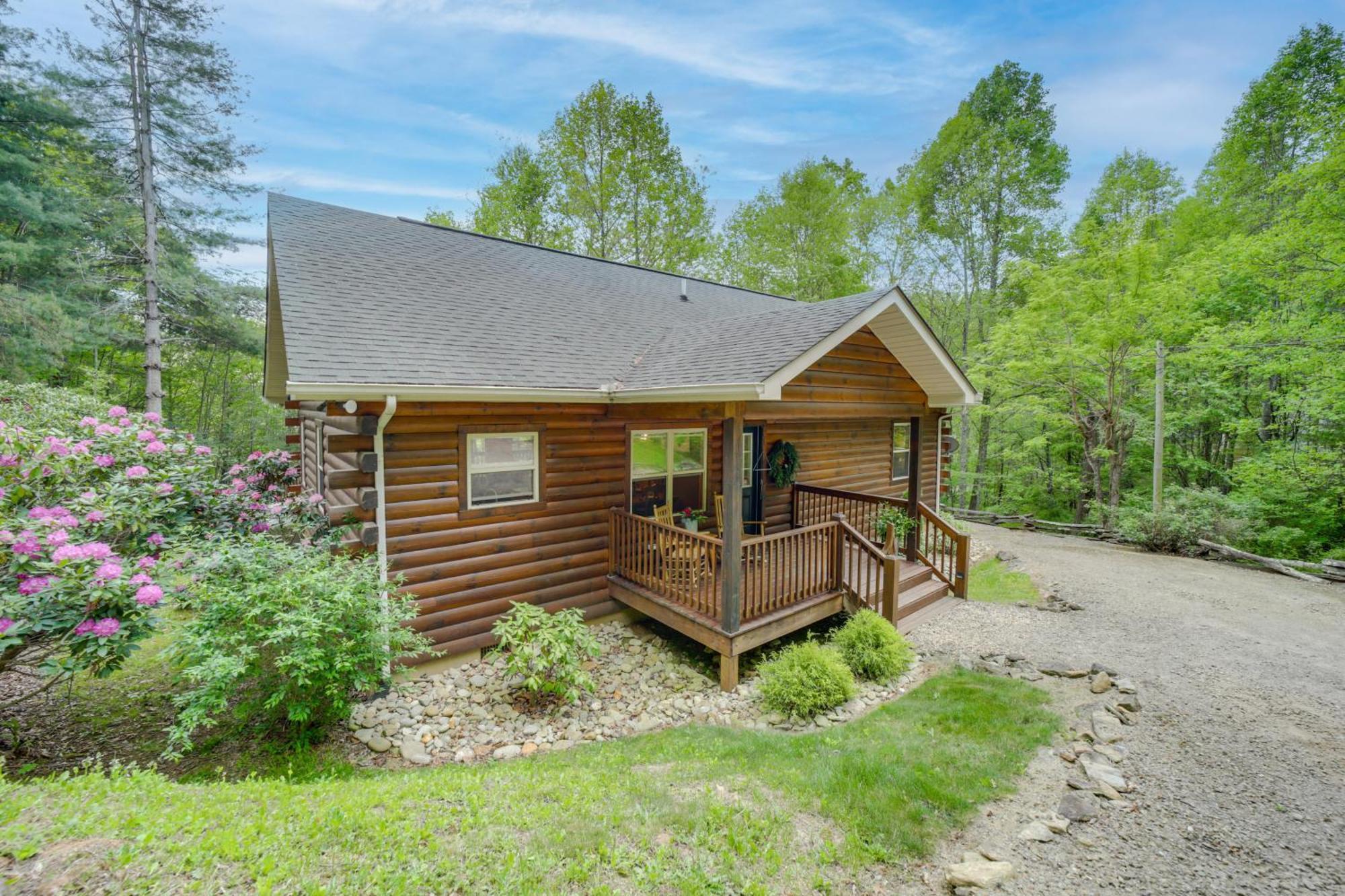 Peaceful Smoky Mountain Cabin With Deck And Fire Pit! Уейнсвил Екстериор снимка