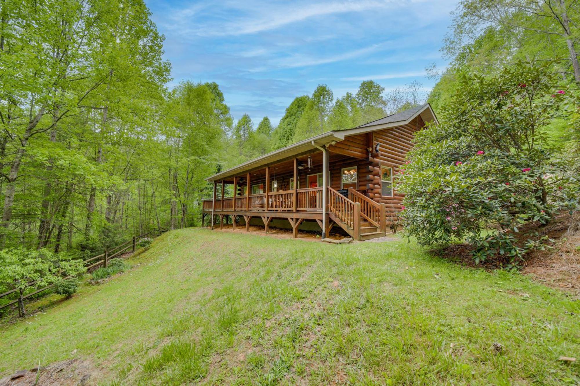 Peaceful Smoky Mountain Cabin With Deck And Fire Pit! Уейнсвил Екстериор снимка