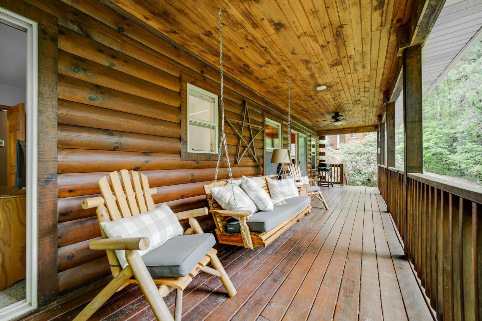 Peaceful Smoky Mountain Cabin With Deck And Fire Pit! Уейнсвил Екстериор снимка